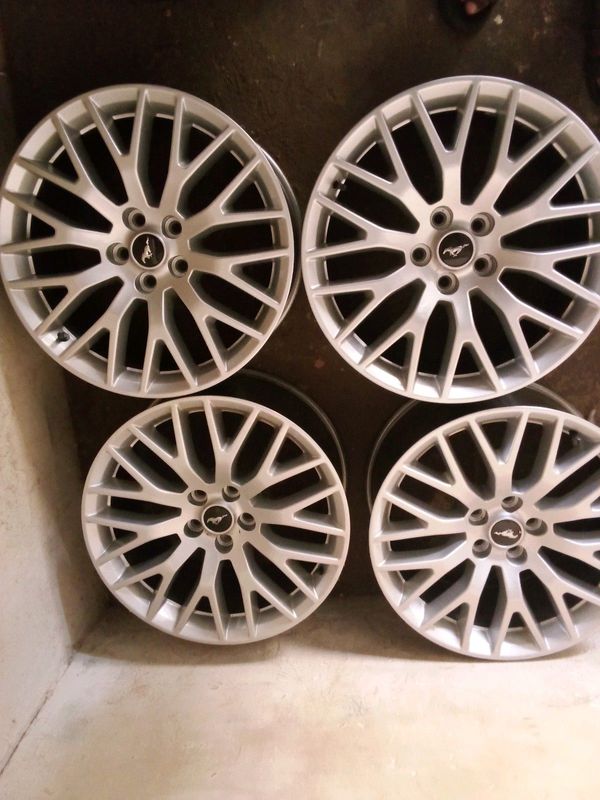 19 inch original ford mustang  mag rims all clean as good as new no buckle no damages pcd 5/114.3