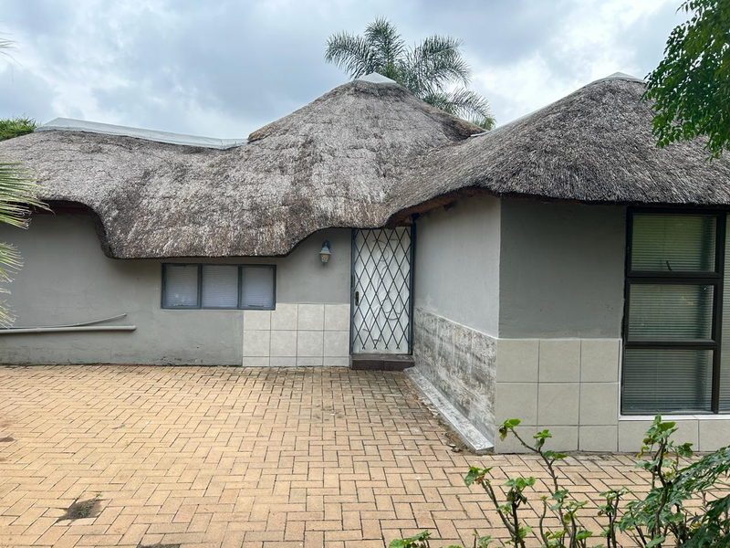 Thatched cottage for Rent in Van Riebeeck Park R6500.00 p/m