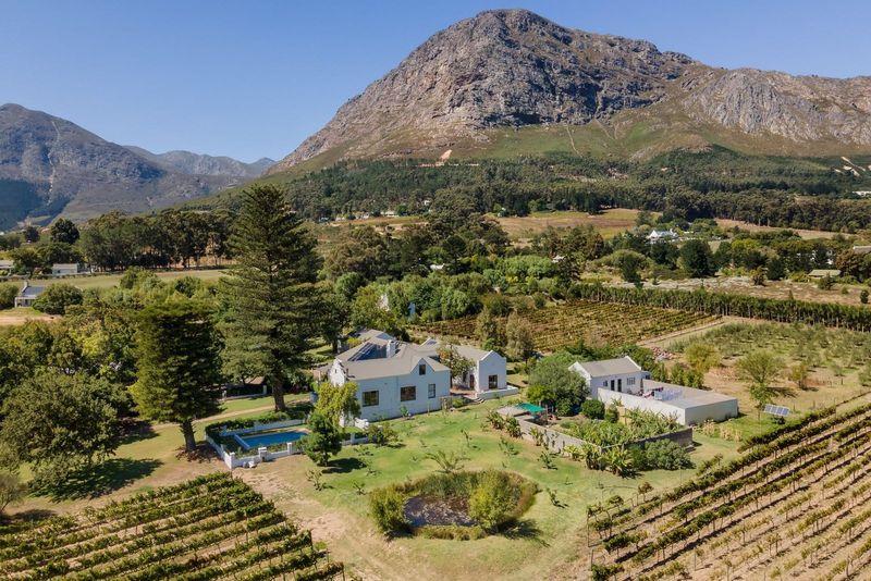 Historical Farm for sale in spectacular surroundings