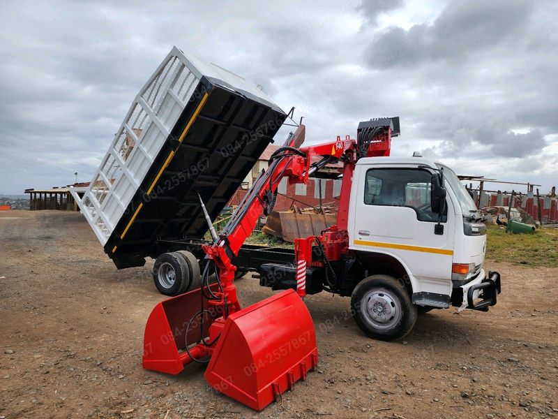 2010 Nissan UD40 Tipper with Grab Crane