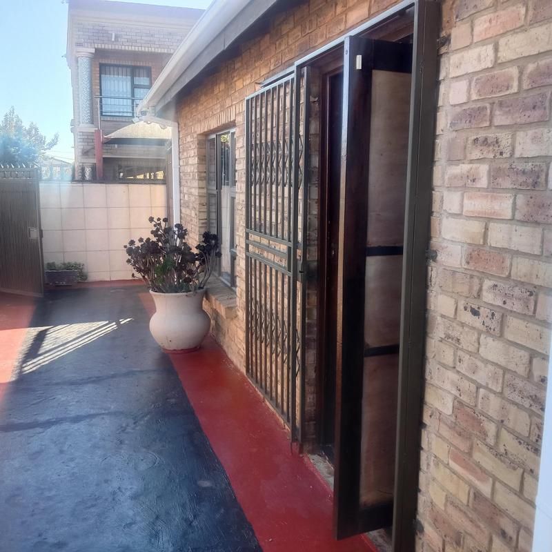 Another beautiful property with all what you need in one of suburbs in Ormonde View. It is ideal ...