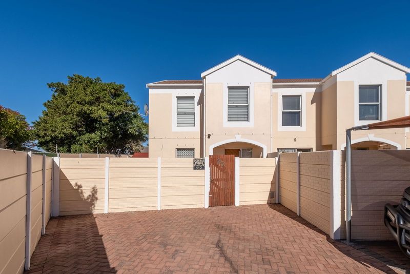 3 bedroom lock-up-&amp;-go townhouse in secure complex on Plumstead &amp; Southfield border.