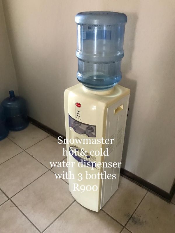 Water dispenser with 3 bottles
