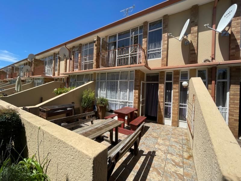 Lovely 3 Bedroom, 1,5 Bathroom Duplex Apartment For Sale in Krugersdorp North close to ALL amenit...