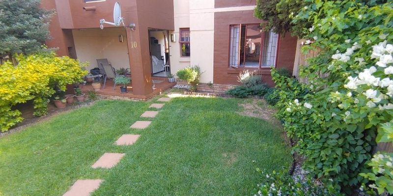 LOCK UP AND GO GARDEN APARTMENT IN FAMILY FRIENDLY COMPLEX WITH 24 HOUR SECURITY