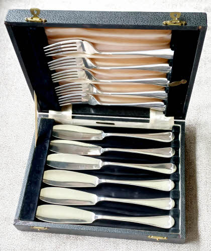 Vintage Silver Plated 11 pc Fish Cutlery Set in original case - Made in Sheffield England