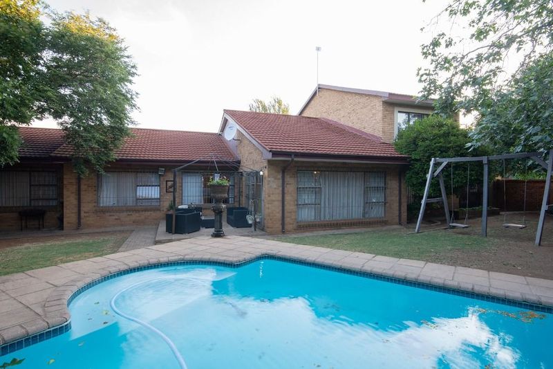 Sought After Address in Jordaanpark!   5 Bedrooms  with Seperate Flatlet For Sale. Don&#39;t miss...