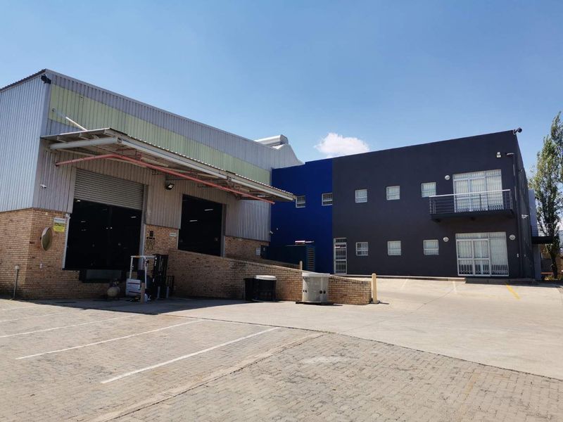 Beautiful Freestanding Warehouse unit To Let in Corporate Park South Randjespark