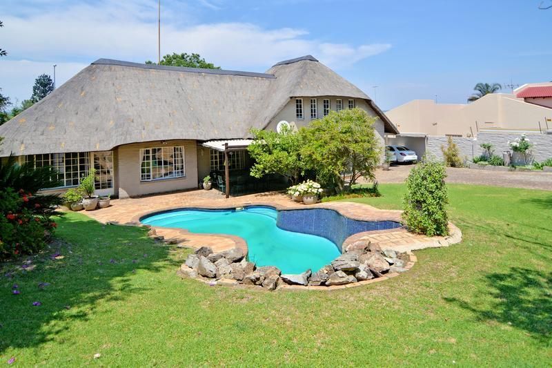 Beautiful Large 4 bedroom family home for sale in Sunninghill