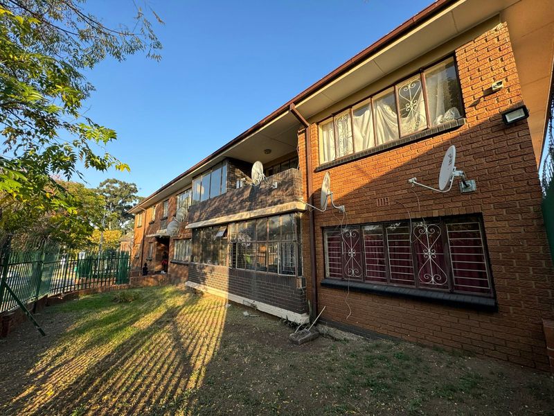 3 Bedroom flat for sale in Rosettenville, Johannesburg