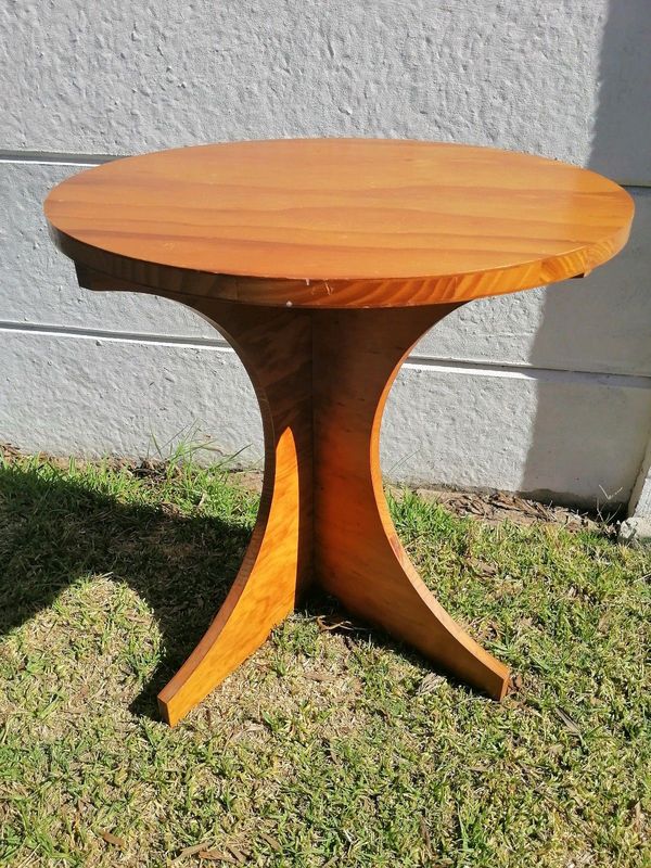 Small Pine corner table R200
