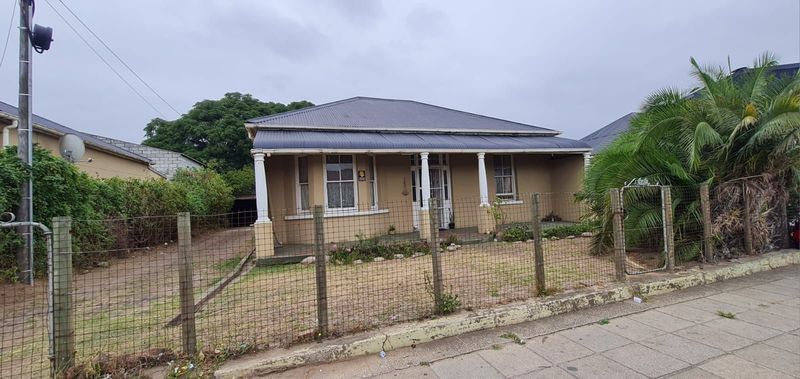 3 Bedroom Property for sale, with the possibility to apply for rezoning to a business.