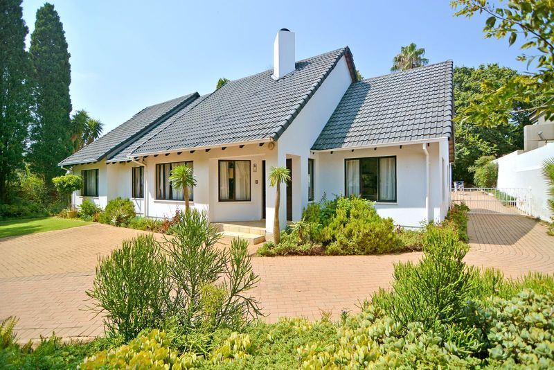FAMILY HOME IN FOURWAYS GARDENS WITH SEPARATE COTTAGE