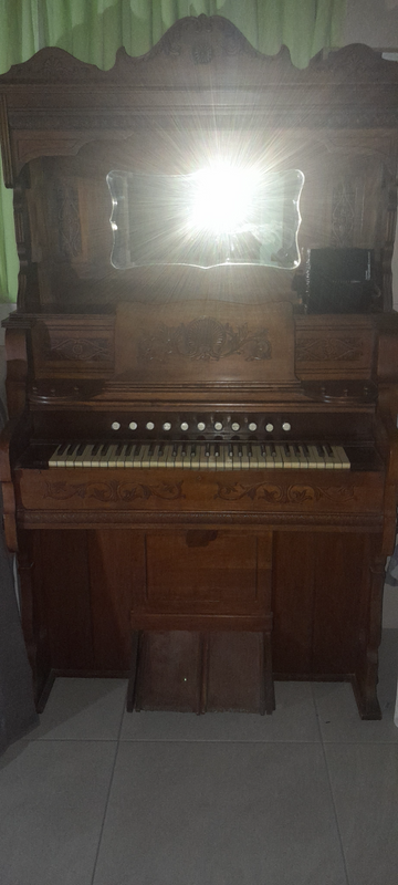 Old organ for sale that&#39;s still in good condition for its age