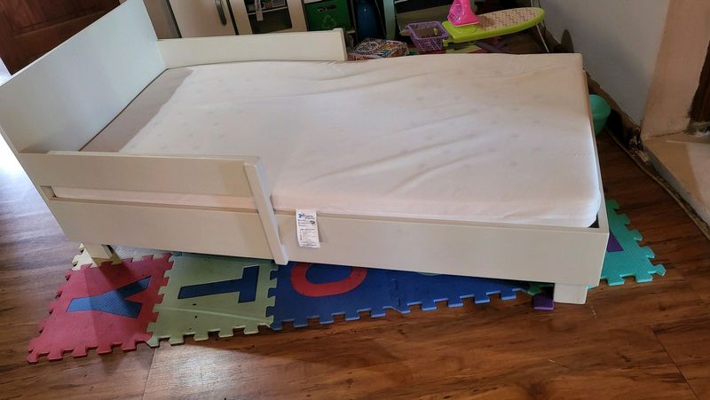 Toddler bed