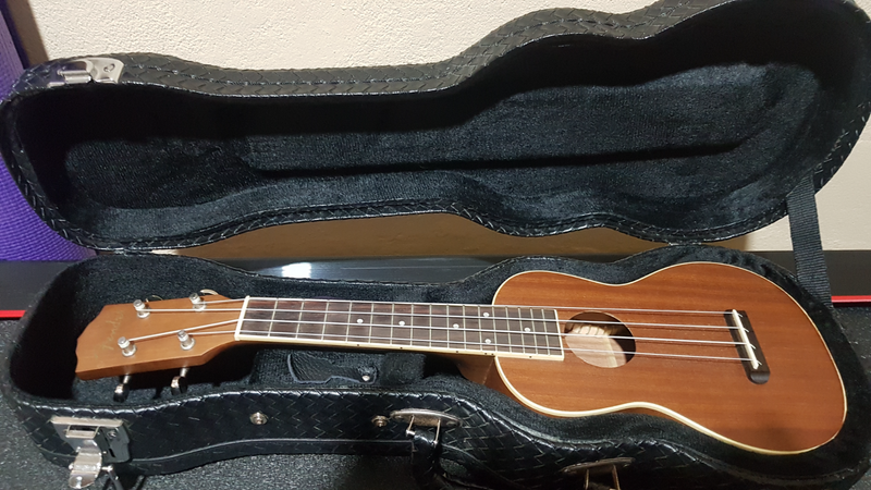 Fender Ukulele U&#34;UKU - Serial Number 0115070567 Plus Hard Case and a set of brand new strings.
