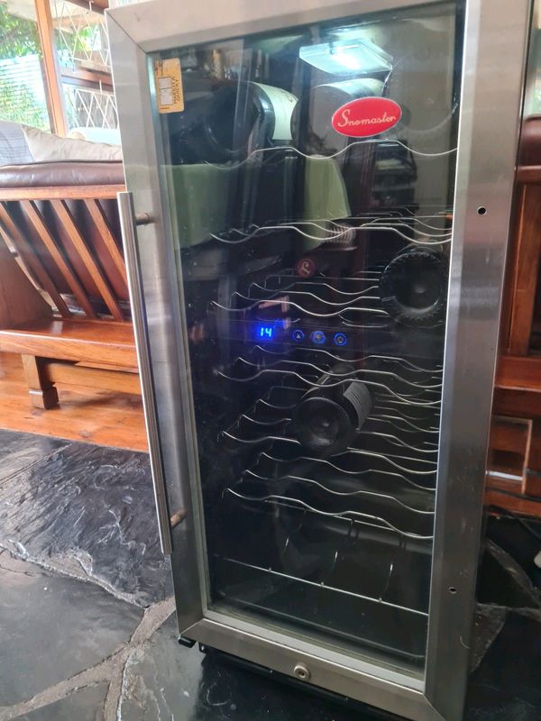 Snowmaster 32 bottle wine fridge