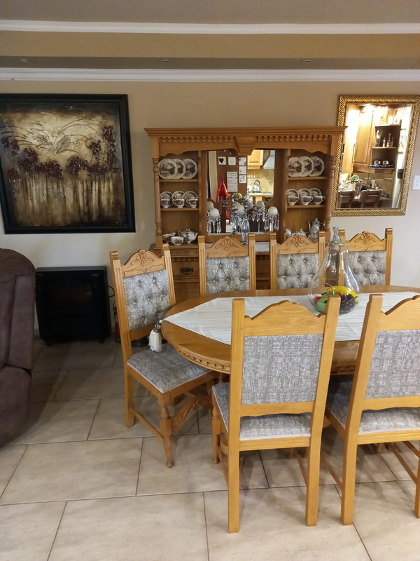 Solid Oak 8 Seater Dining room set with Buffet