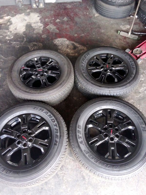17 inch clean as new Nissan Navara mag rims with 80% Dunlop tyres 255/65 17 no scratches