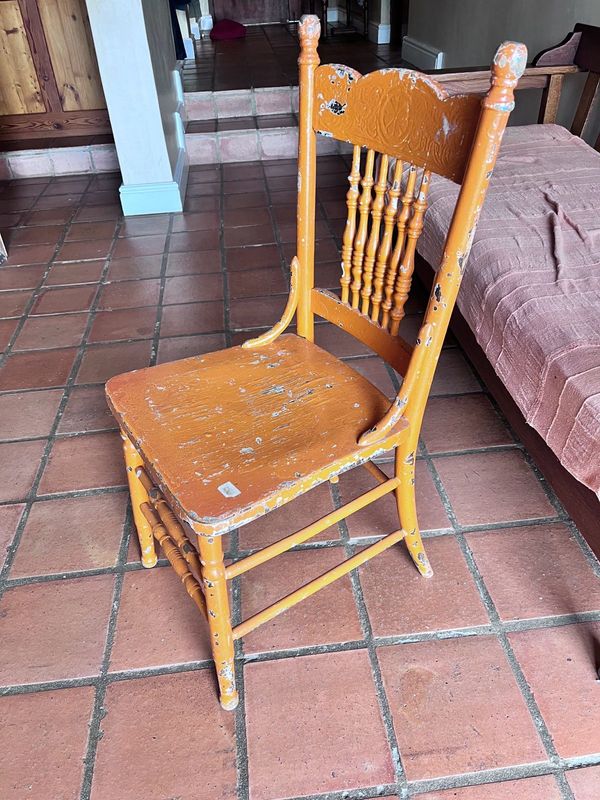 Colonial chair: Rustic orange-painted daisy-back