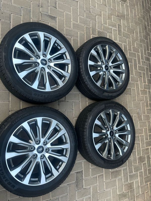 Ford Everest platinum 21” rims and tyres