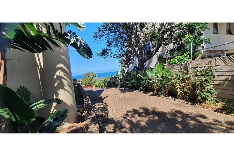 Uvongo Beach, Quality living or an investment opportunity close to the beach!