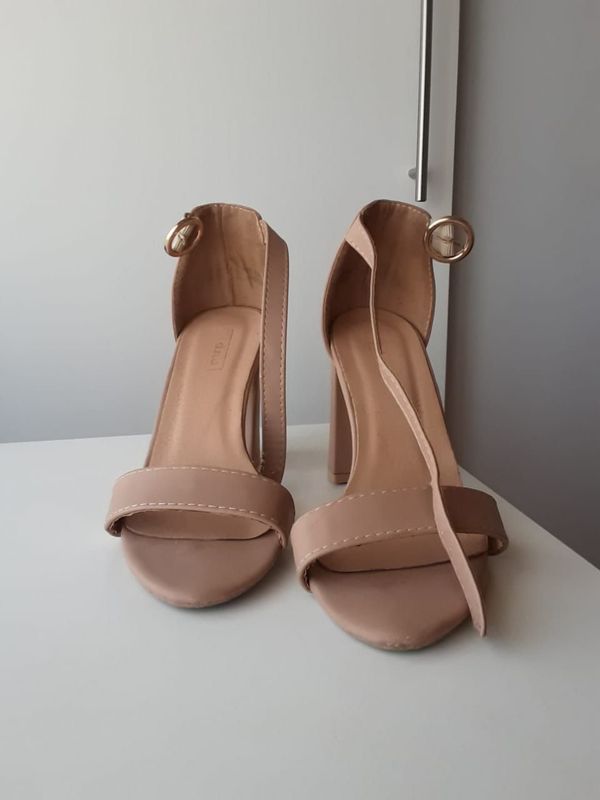 Womens heels size 4