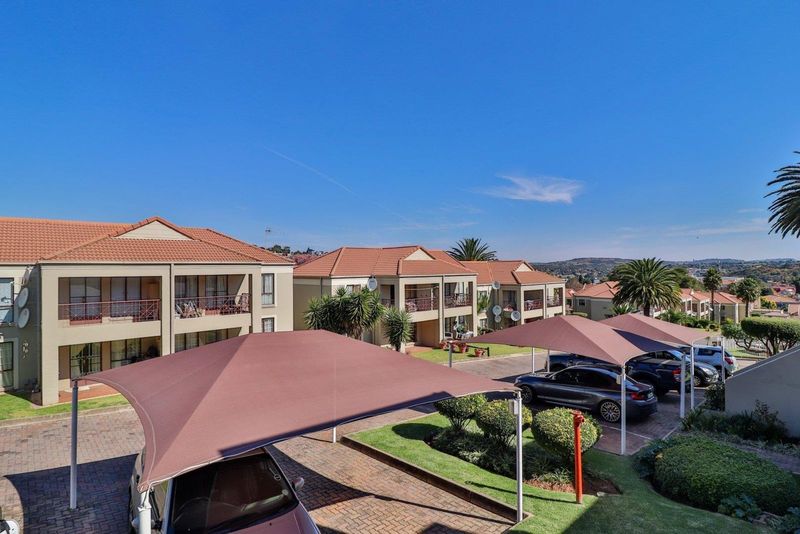Introducing a stunning 2 bedroom unit situated in the picturesque suburb of Oakdene.