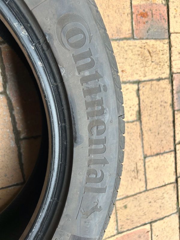 Almost NEW 235 50 19 Continental Tyre