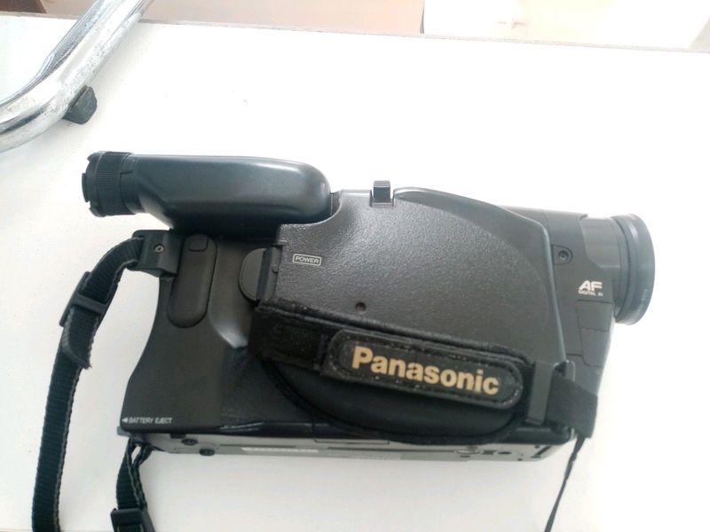 PANASONIC VHS-C MOVIE CAMERA NV-A1 Some parts missing as seen like the battery and cover