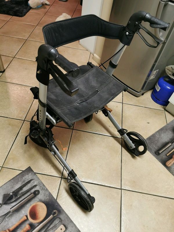 Aluminum Walking aid on wheels with bag