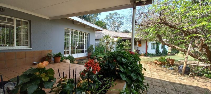 .Mapleton/Boksburg-.Stunning Small Holding with 2 dwellings/ So tranquil - .R2995 000.00neg