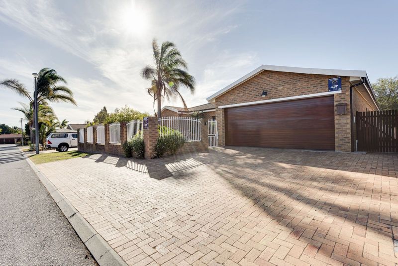 Spacious family home with pool &amp; jacuzzi