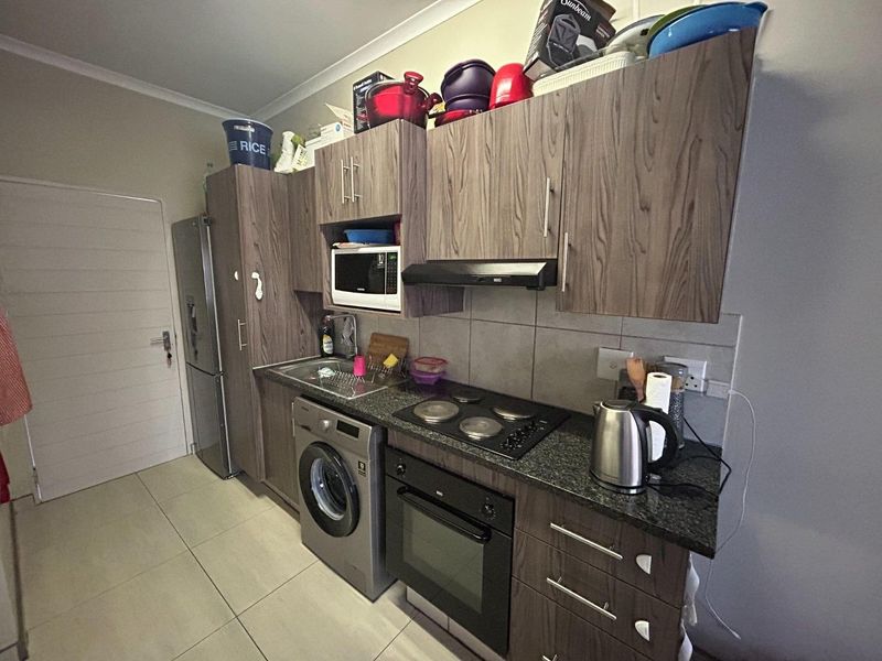 Beautiful 2 Bedroom 1 Bathroom Apartment for Sale - TOP Floor unit - Benoni