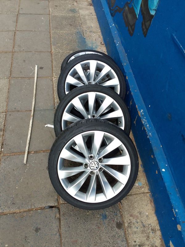 A set of 18inches OEM  VW passat CC mags 5x112 PCD with tyres also fit VW Golf 5/6/7 and VW caddy