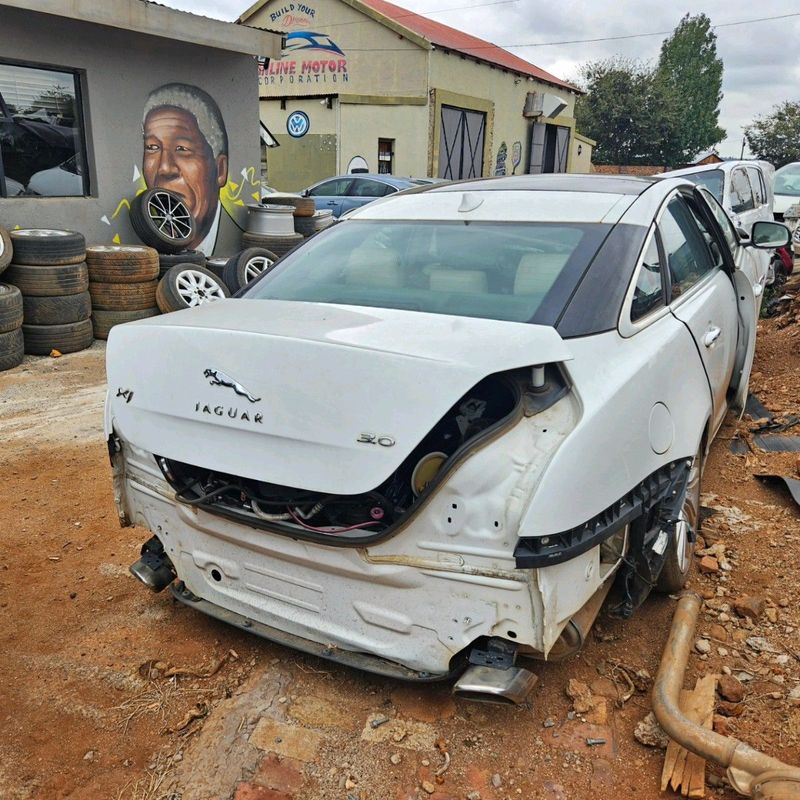 2013 JAGUAR XJ 3.0L STRIPPING AS SPARES