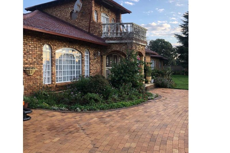 STUNNING HOUSE ON MASSIVE AGRICULTURAL LAND IN RANDFORNTEIN SOUTH