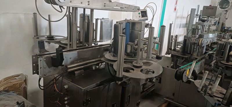 Double side labelling machine