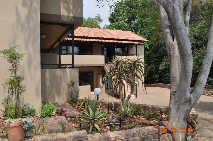 Fully furnished accommodation, available on a monthly basis, in Lynnwood Ridge, Pretoria East.