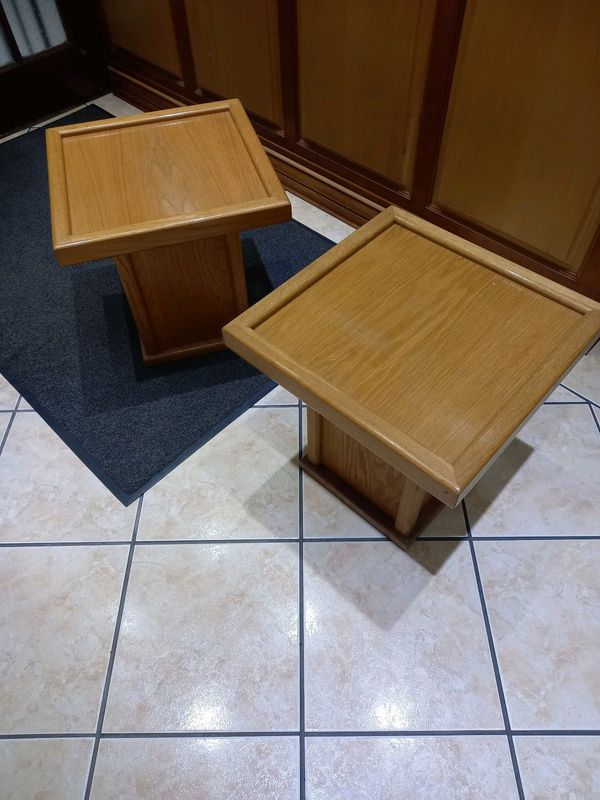2 SMALL COFFEE TABLE