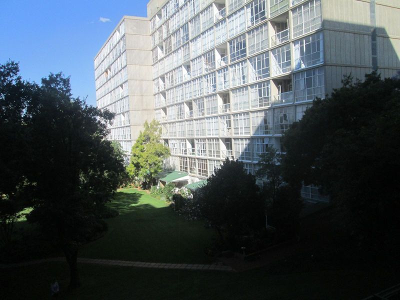 Bedfordview R9500!!! Available 1 February!!!  Ultra Spacious Apartment!!!   Magnificent Views!!
