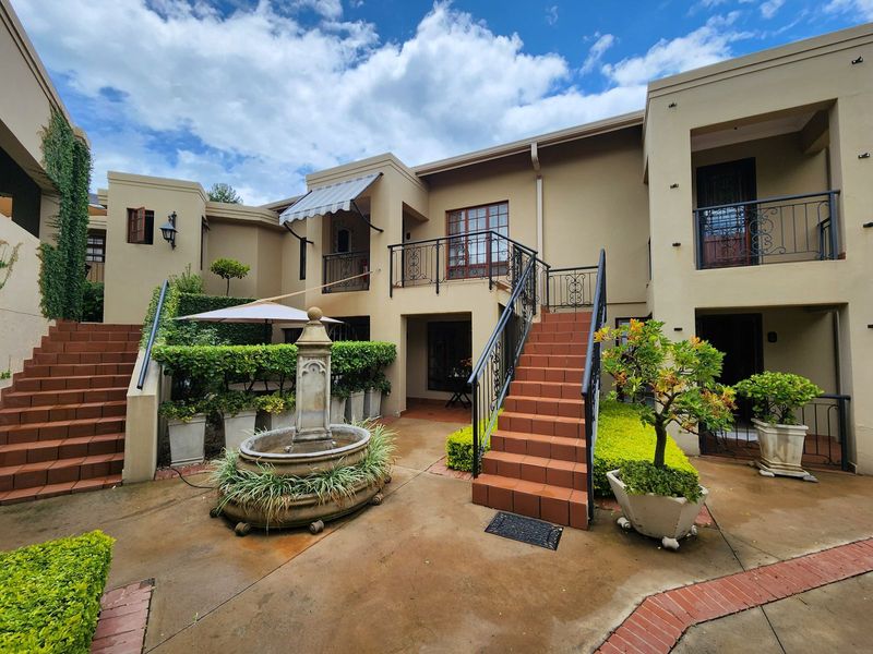 Fully Furnished &amp; Serviced 2 Bedroom Apartment in Waterkoof Ridge