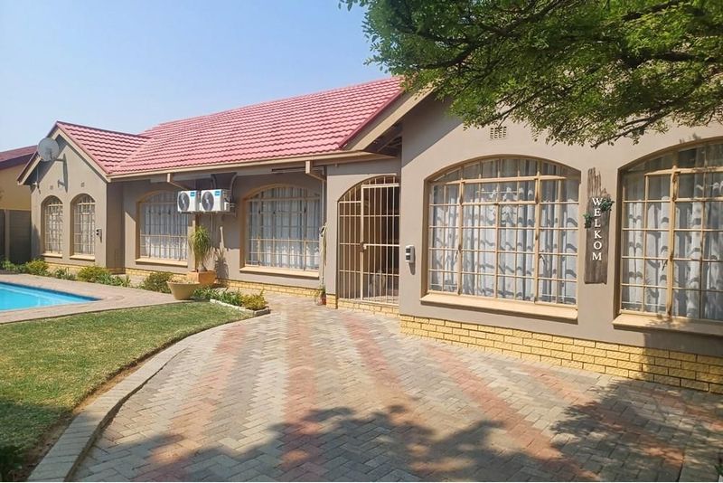 Upmarket beautiful 4 bedroom house in Jan Cilliers Park including all the extra luxuries needed