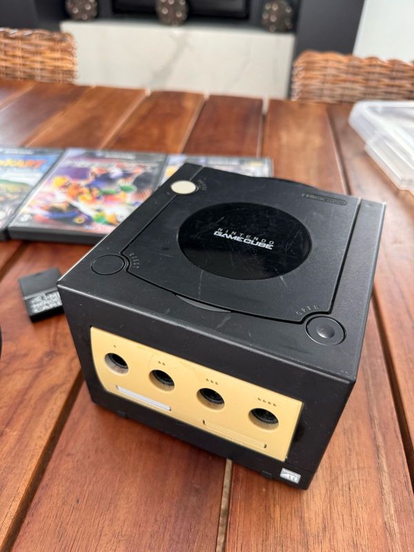 Vintage game console nintendo GameCube with 4 games included!