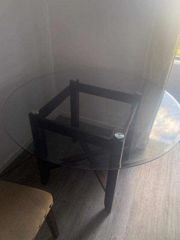 Round dinning table with 4 chair