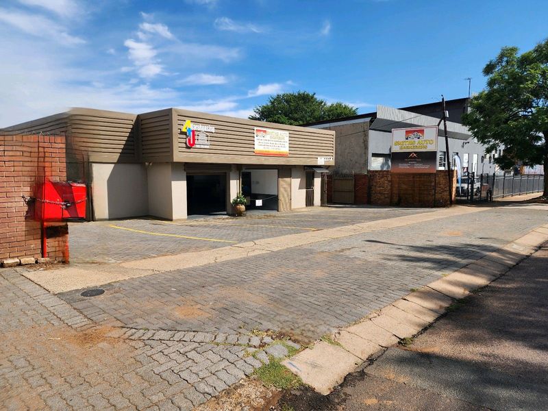 155m² Warehouse for Sale by Owner Under R1&#39;3M. in Pta East Silverton
