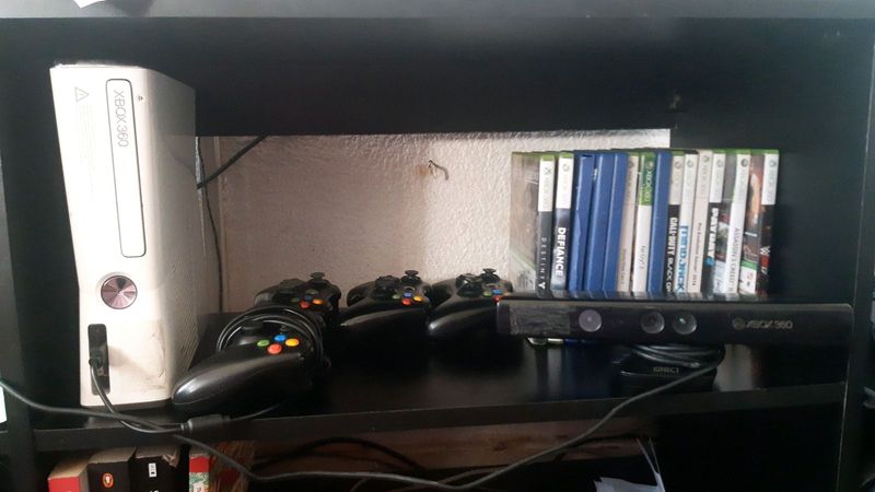 Xbox 360 console, 2 wireless controller, 1 wired controller, kinetic sensor ,13 games