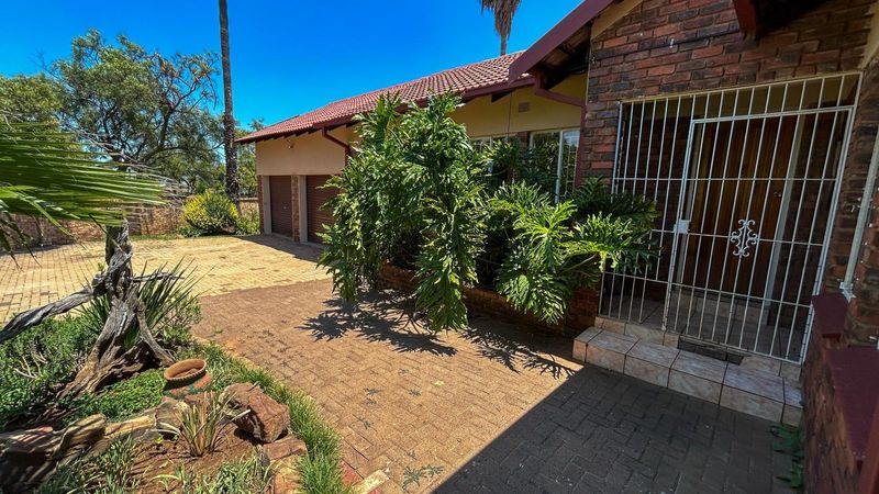 3 Bedroom With Swimming Pool - Walking Distance To School