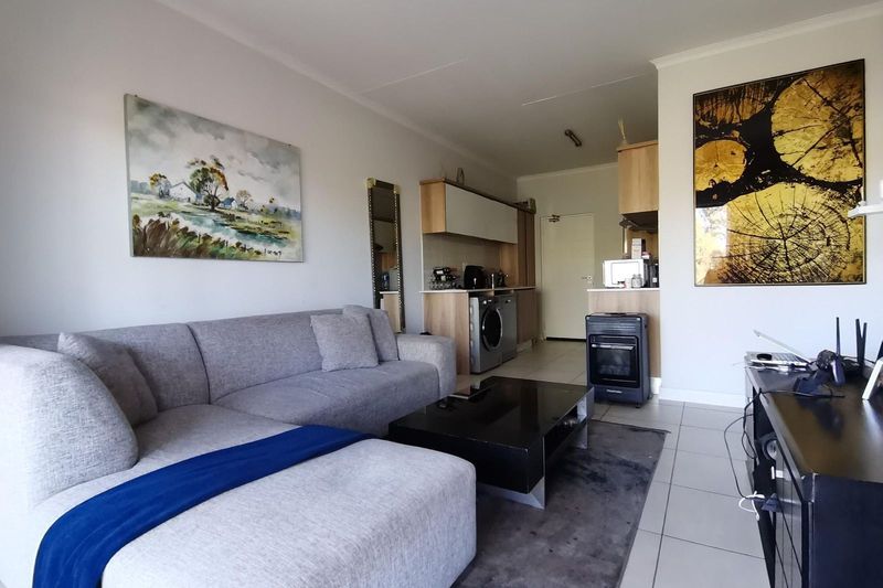 LUXURIOUS LIVING - 1-bed / 1-bath apartment a stones throw away from Sandton