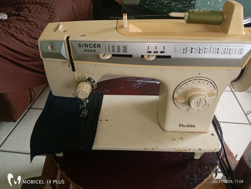 Singer 2403 sewing machine for sale in a great working condition r900 very strong metal machine